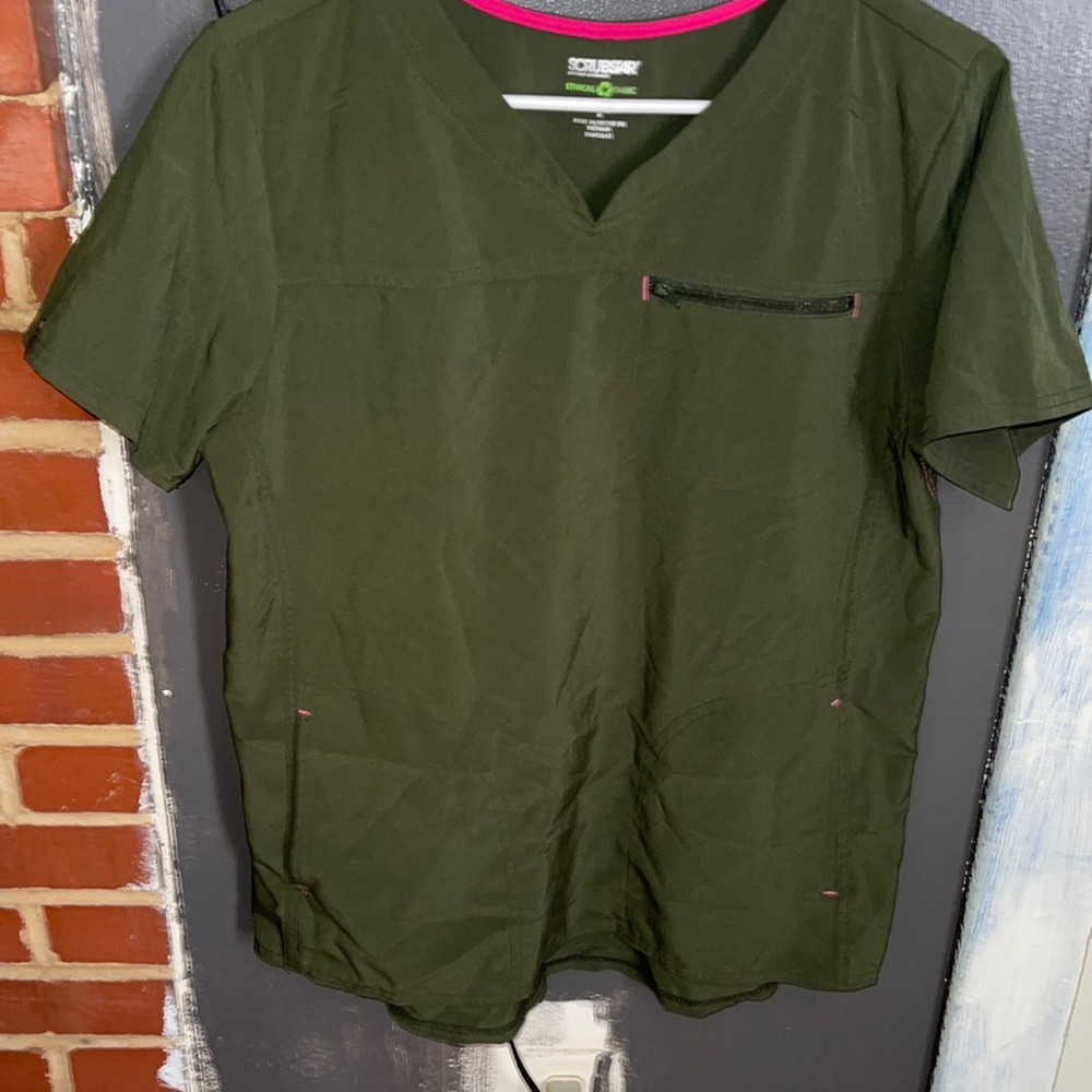 SCRUB TOP